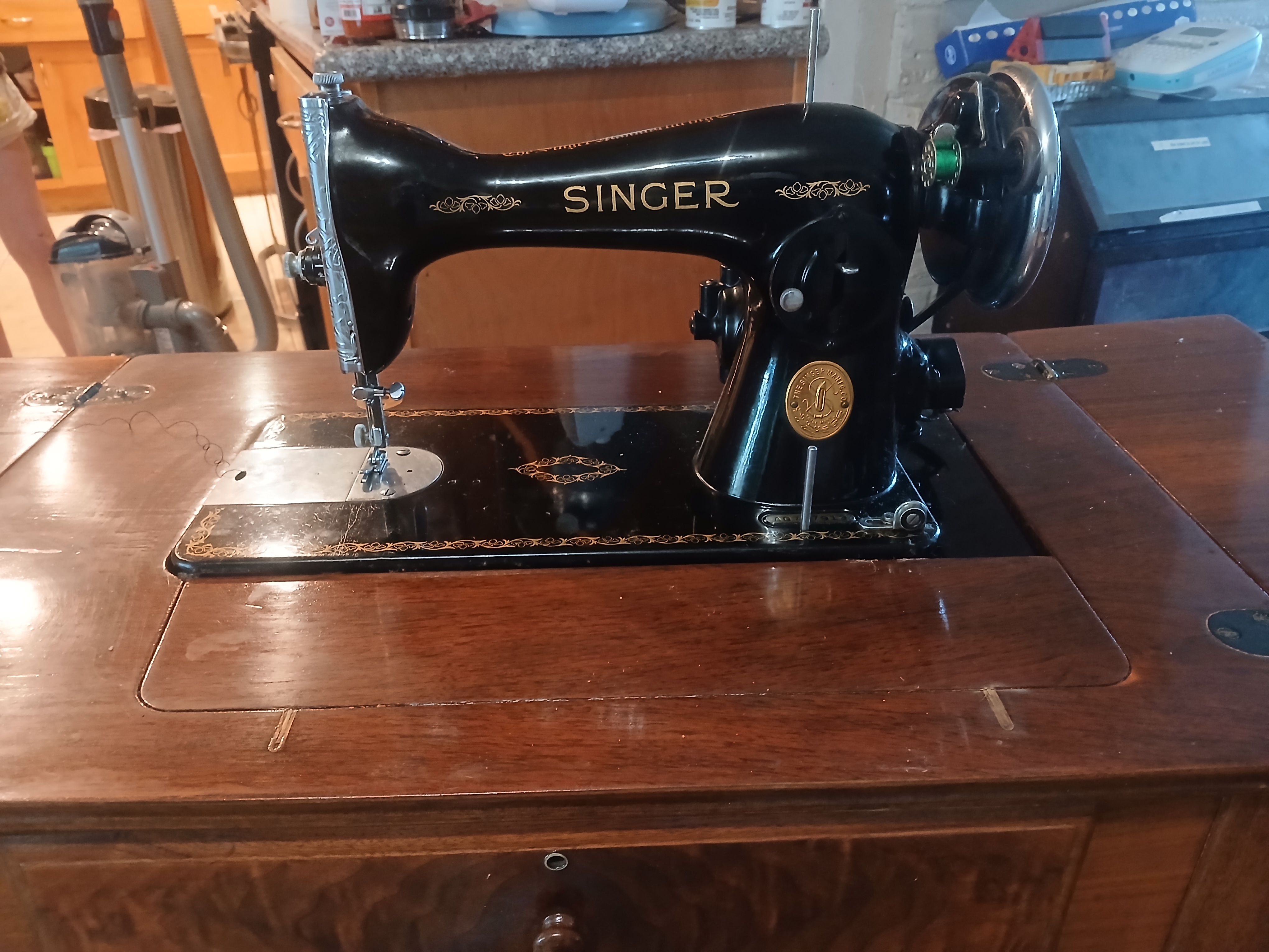 Singer sewing machine with table — appraisal value $150 - $250