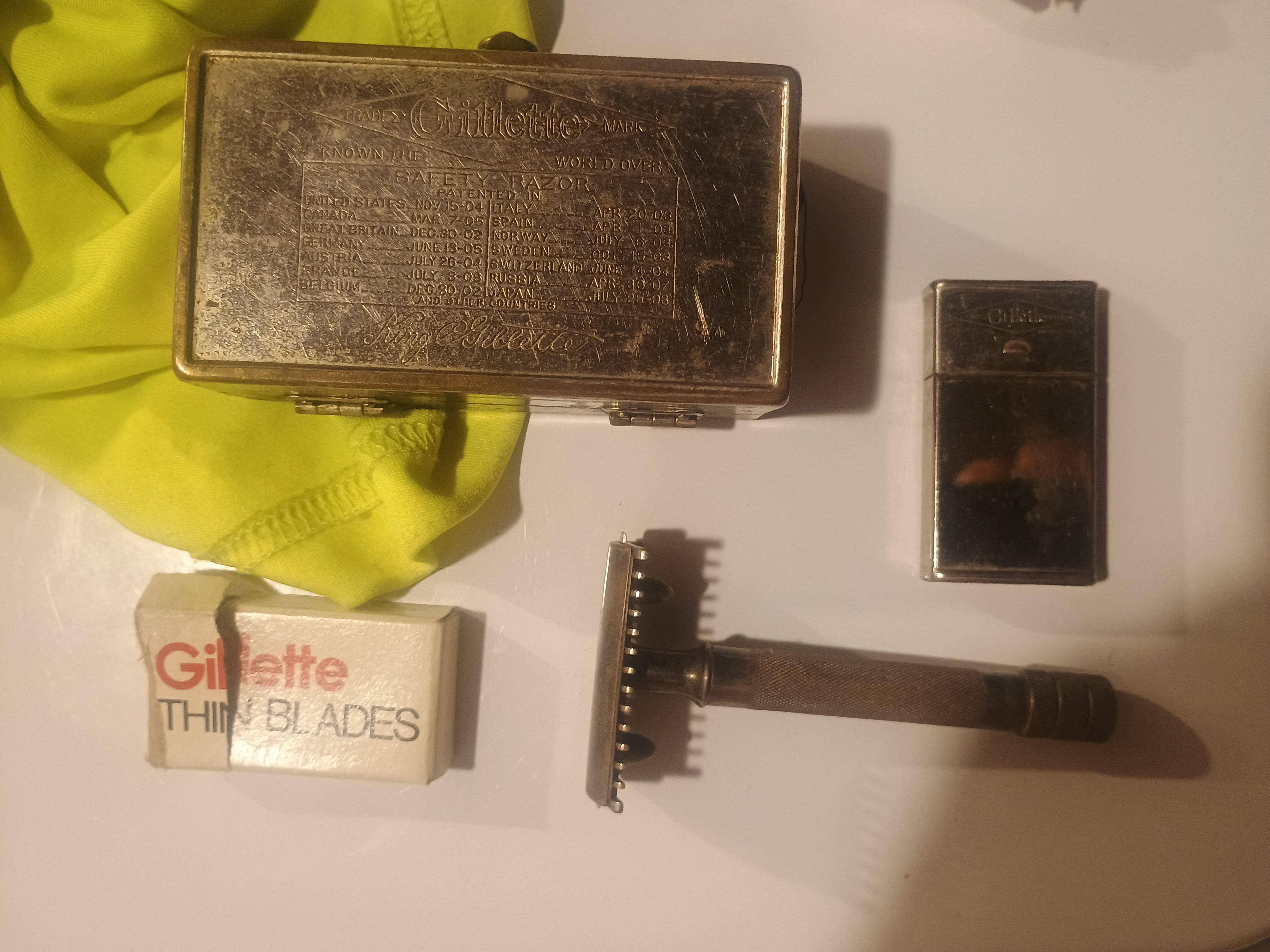 1912 gillette shell design single ring safety razor in mint condition with solid case and matching blade bank — appraisal value $150 - $250