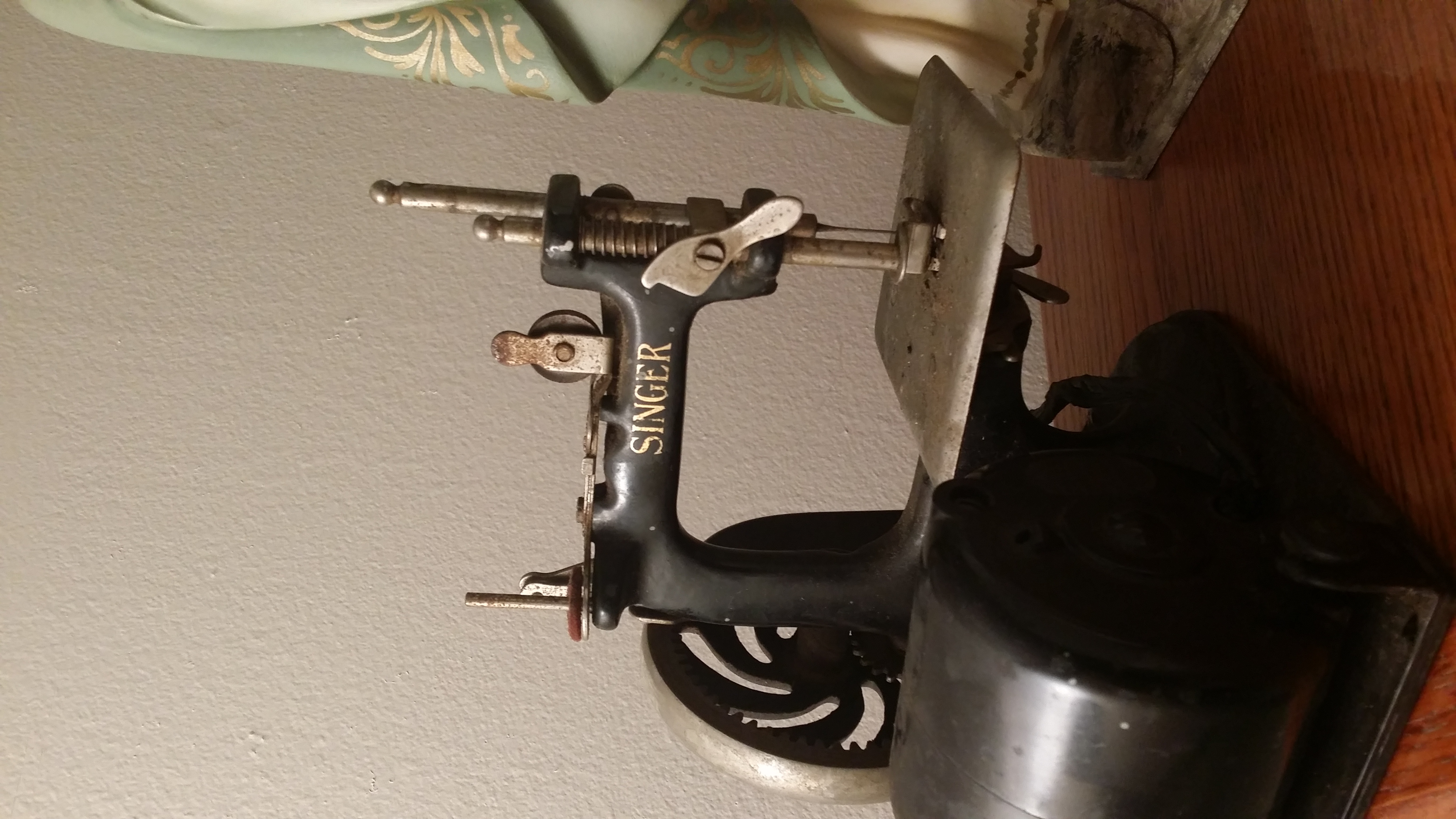 Antique Singer Sewing Machine 1904. miniature, childs? antique