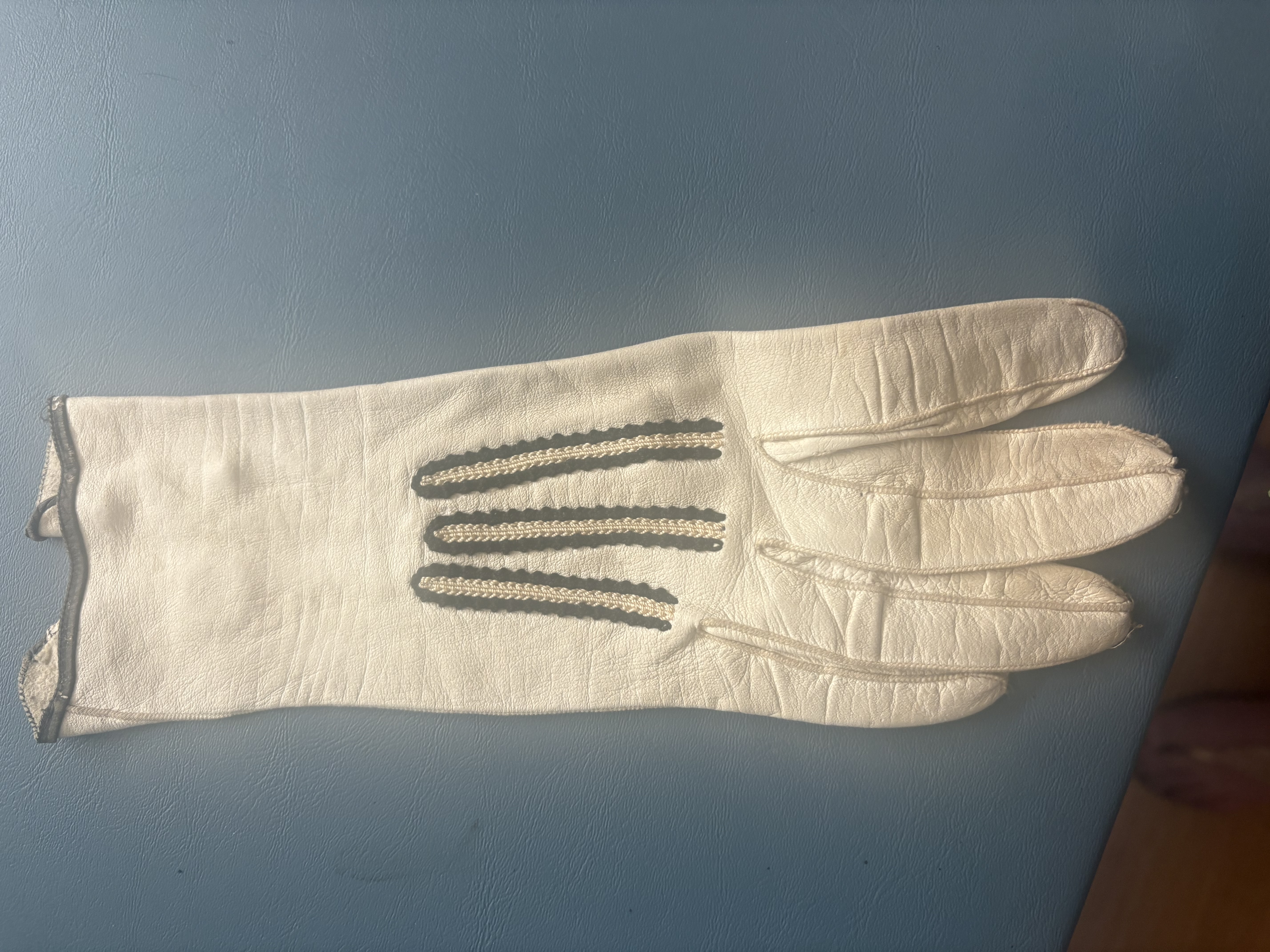 Ladies, Edwardian, Victorian error, gloves with unusual crown buttons