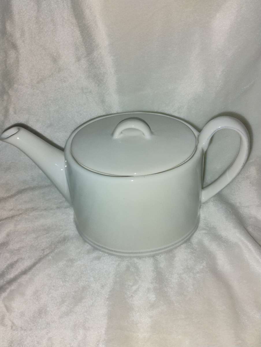 Clos du Manoir Teapot