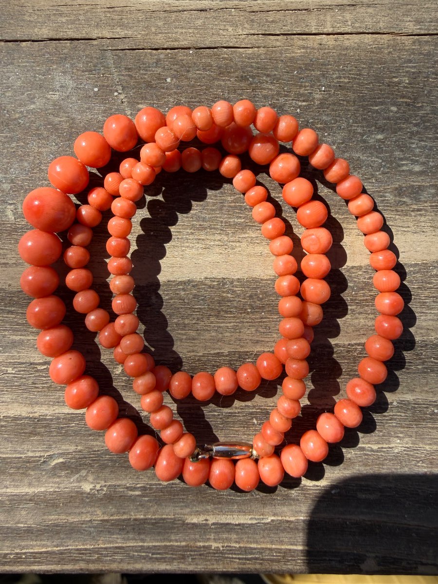 Art deco Mediterranean undyed coral beaded necklace with gold clasp