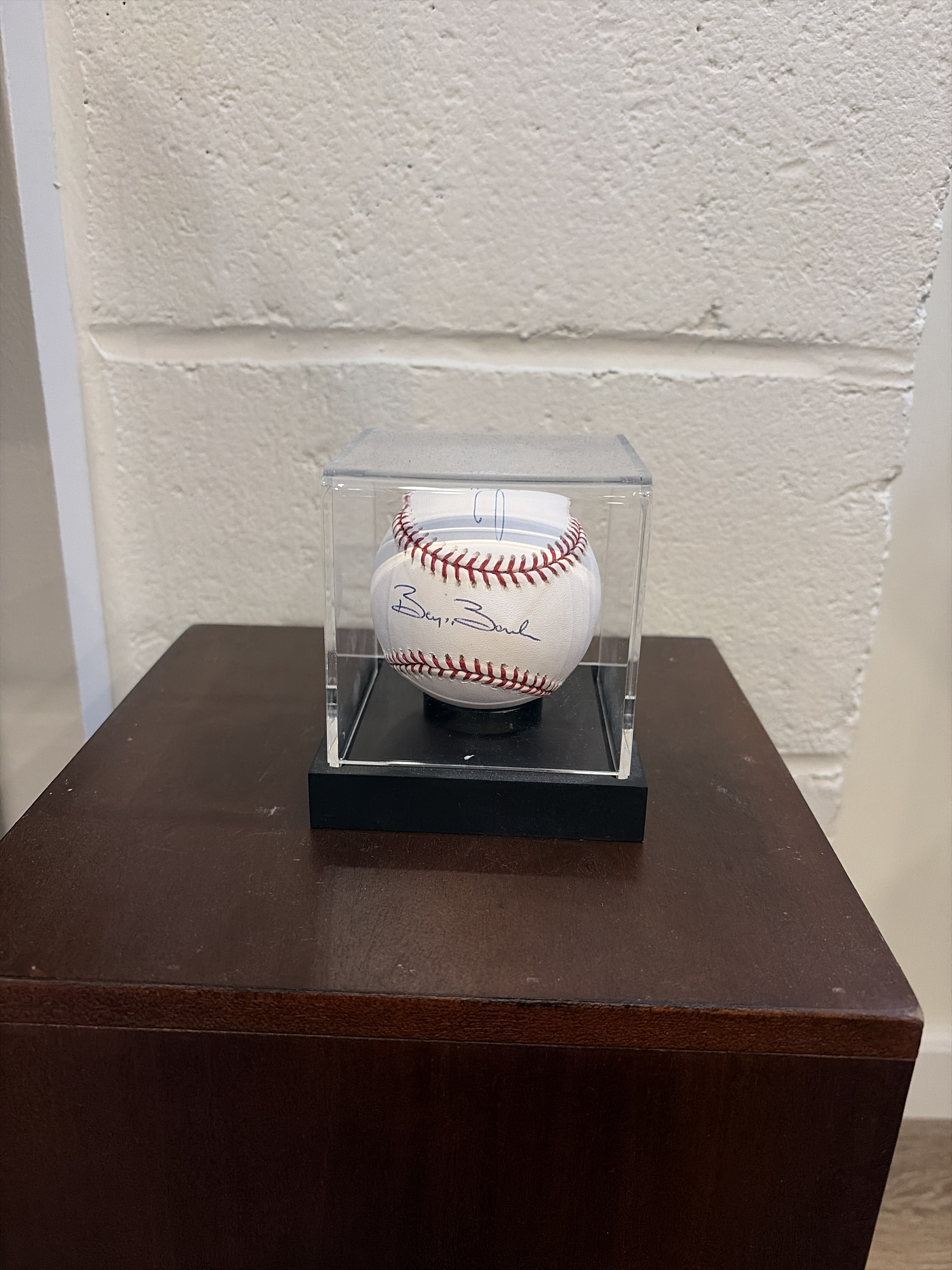 Baseball signed by Barry bonds and Orlando Hernandez