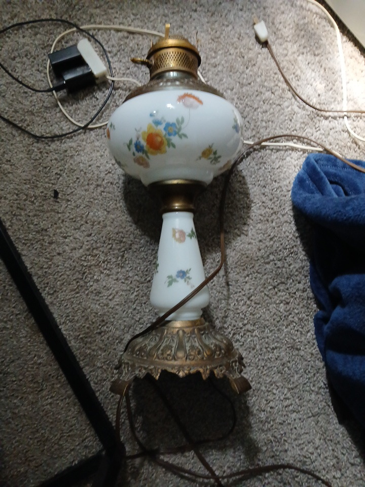 VICTORIAN BANQUET /GONE WITHTHE WIND LAMP HAND PAINTED WITH FLOWERS