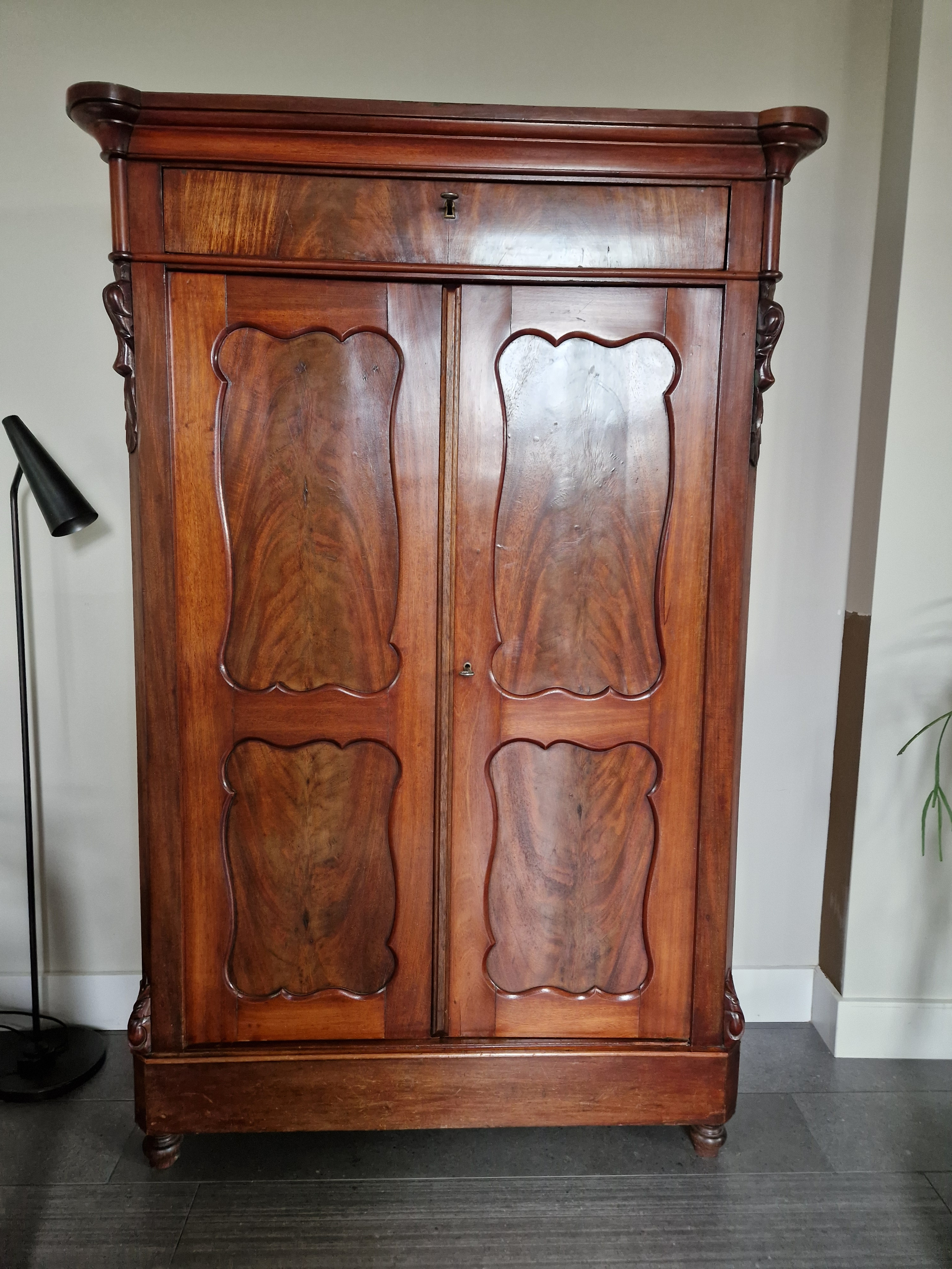 Antique Wardrobe (Meidenkast)