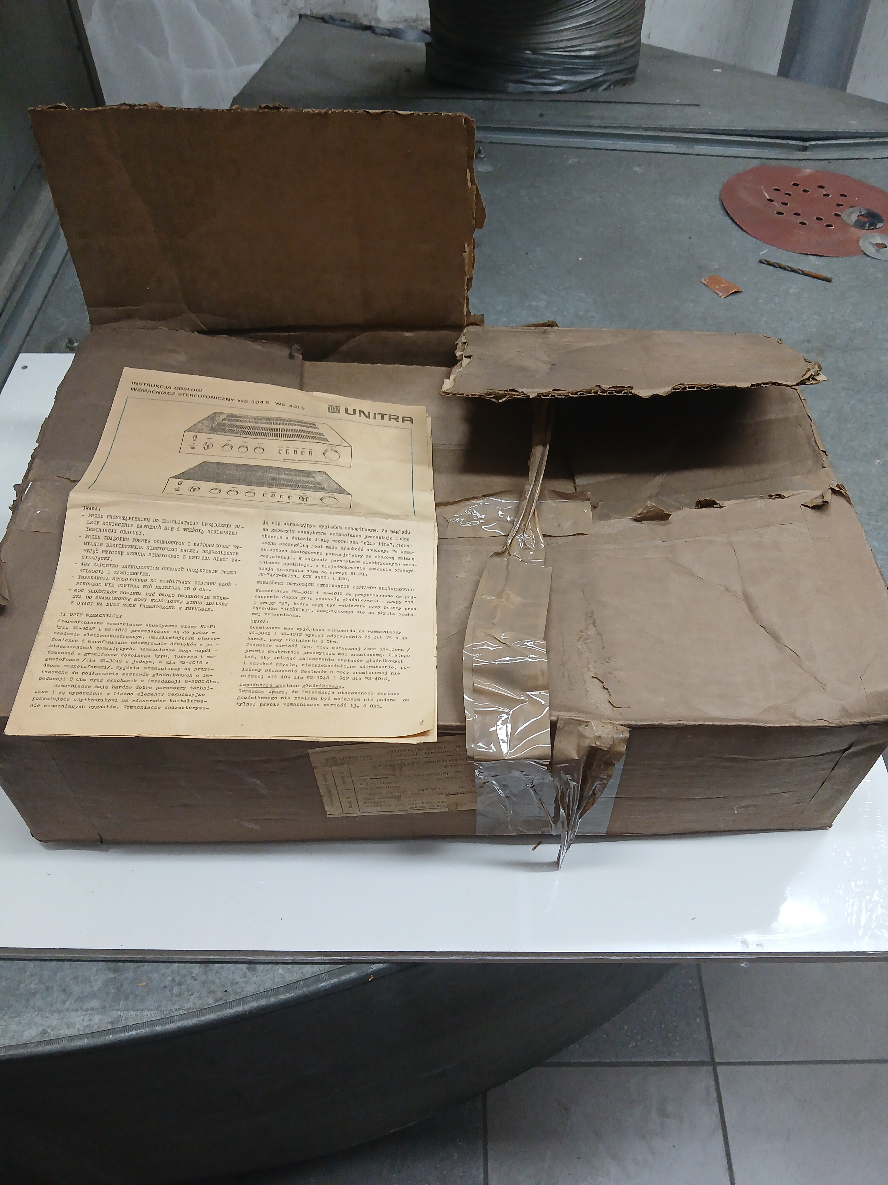 Fabrycznie zapakowany nigdy nie uzywany wzmacniacz UNITRA STEREO AMPLIFIER PW-7020 numer seryjny 000461 wyprodukowany w kwietniu 1984 lub 1986 roku