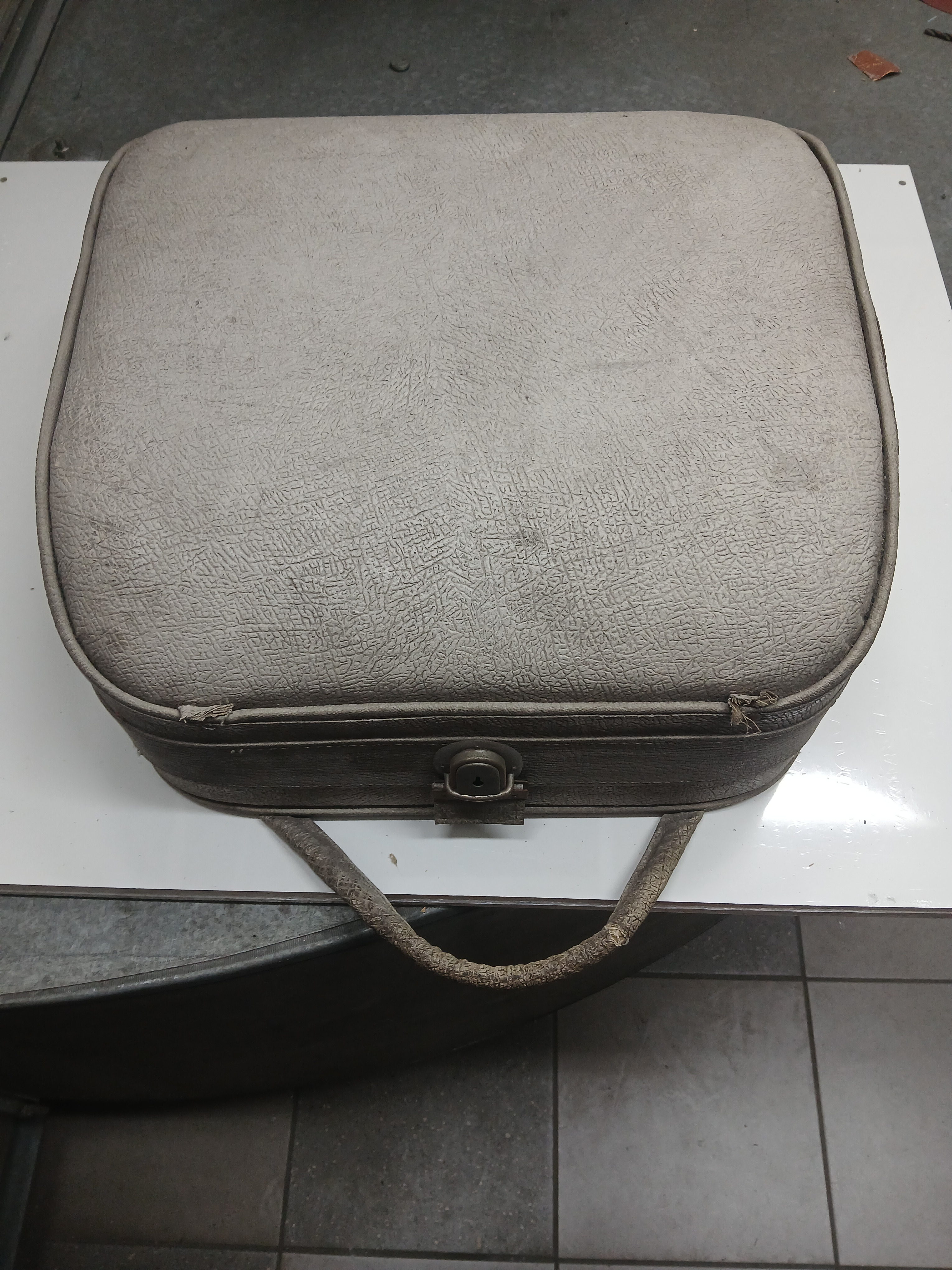 Maszyna do pisania consul model i rok produkcji nie znany