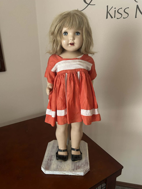 1940s walking doll ( cries, and sleeps )