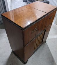 Antique RCA Victor Radio & Record Player (Model 67V1 circa 1946)