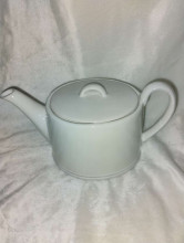 Clos du Manoir Teapot