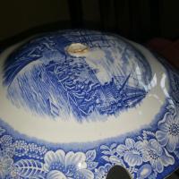 The coverCo of the dish with a broken know space